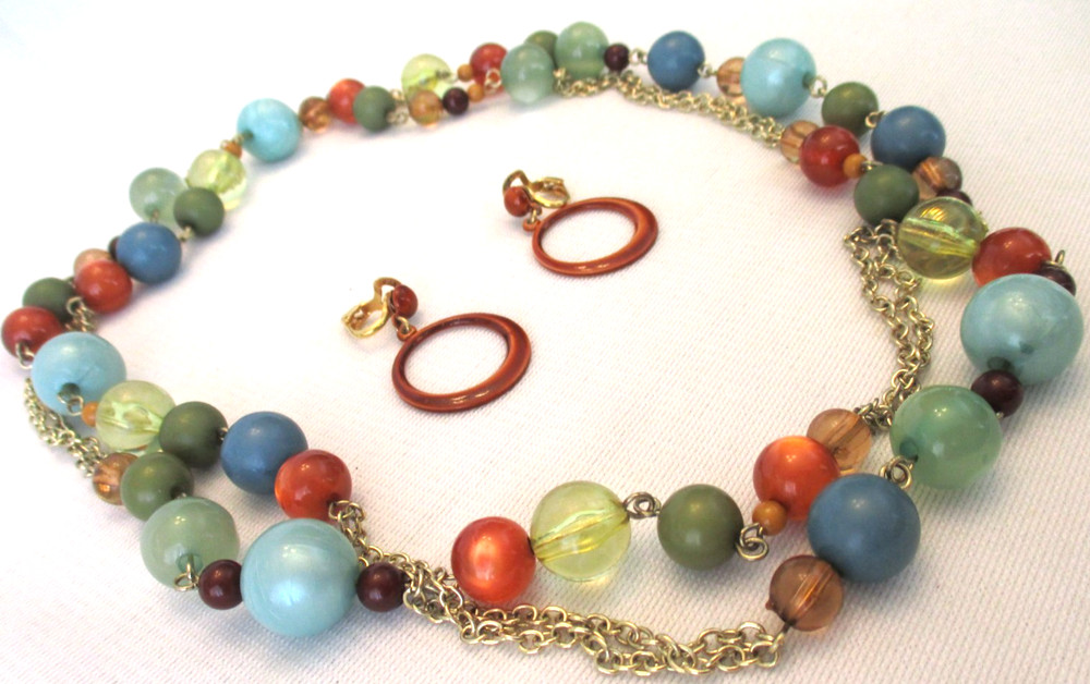 Vtg Beautiful Multi-Colored Bead Necklace & Rust Colored Clip Earrings