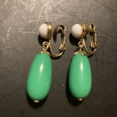 Avon Vintage Gold Tone White and Green Dangle Drop Clip On Earrings St Patricks