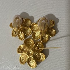 Gold Tone Flower Jewelry Set w/ Clear Round Rhinestones, Earrings & Brooch Pin