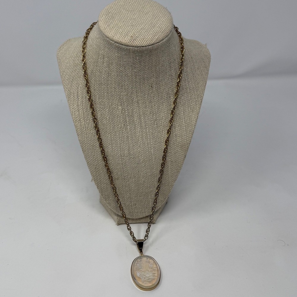 Vintage Gold Tone Floral Intaglio Pendant Necklace Oval Frosted Glass 24 Inch