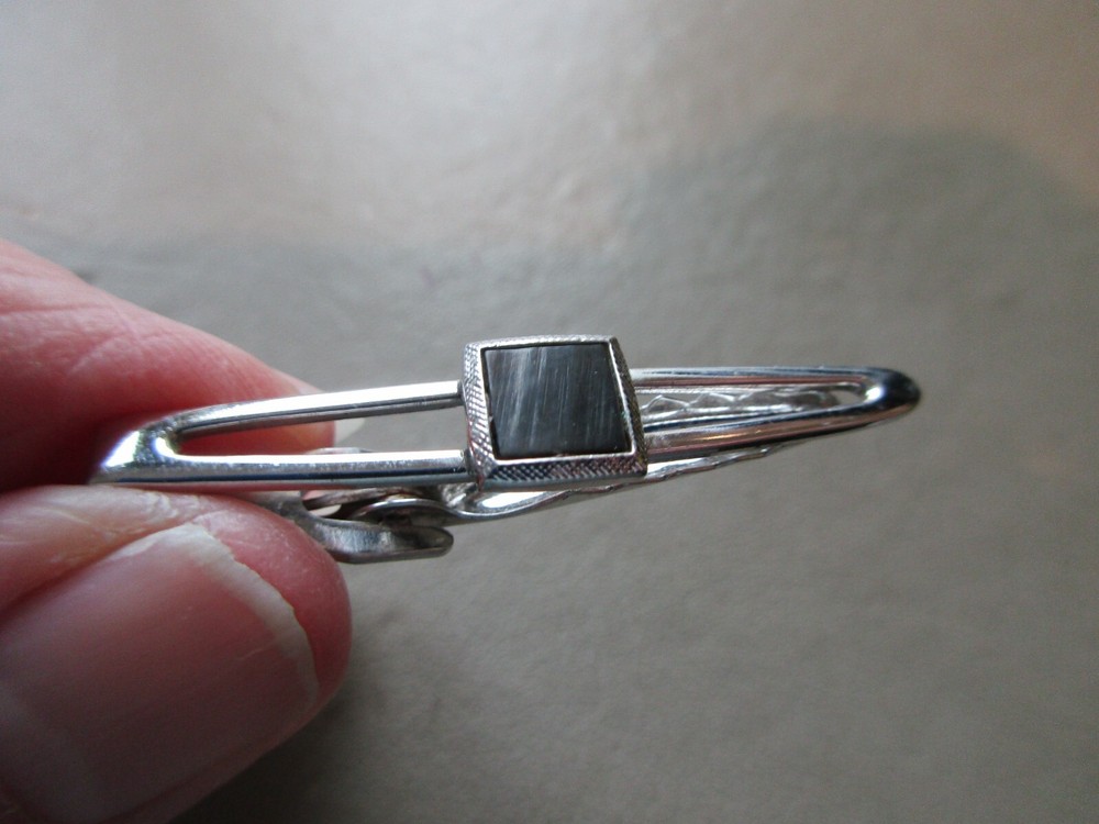 VINTAGE SILVER GENTS DARK GREY MOTHER OF PEARL ENGLISH NIPPY CLIP TIE PIN CLASP