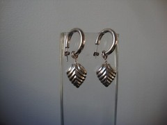 VTG 3/4 HOOP W/ DANGLING SCALLOPED HEART CHARM STERLING SILVER 925 STUD EARRING