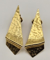 Vintage Crown Trifari Abstract Hammered Gold Tone Clip On Earrings Modernist