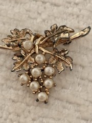 Emmons Grapes Cluster Leaves Pin Brooch Faux Pearls Gold Tone Vintage Signed