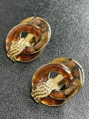 Vintage 1.1” Brown Resin Gold Tone Metal Drop Clip Earrings