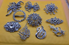 ~VINTAGE LOT OF 10 RHINESTONE JEWELRY PIN / BROOCH AUSTRIA DECO MCM 1950s ETC.~