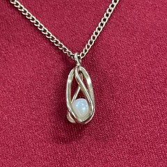 Krementz Gold Toned Twist Caged Pearl Pendant 17.75” Necklace