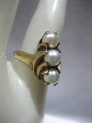 VINTAGE 10K YELLOW GOLD THREE PEARL RING SIZE 3.5