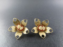 VINTAGE GOLD TONE CAMEO IN FLOWER EARRINGS ER23