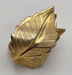 Vintage Giovanni Gold Tone Double Leaf Clip On Earrings Textured Botanical 21mm