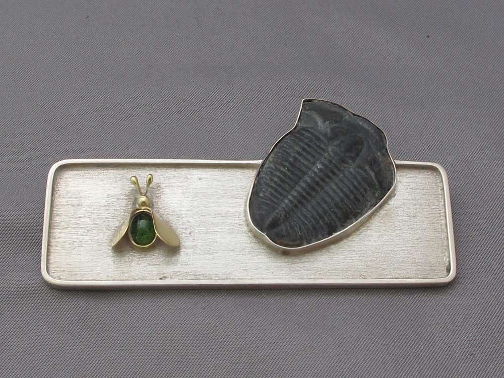 Fine VIVIAN FERRAZ Brazil Studio Sterling & 18K FLY & Fossil TRILOBITE BROOCH