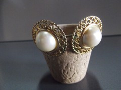 1 Pair Old 1.25″in Metal Gold Tone Circle w/Pearl Color Middle Stud