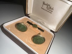 VINTAGE MARKED D.B.1/20 14K GF WITH OVAL JADE STONE CUFFLINKS & TIE BAR SET