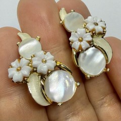 Vtg Midcentury White Floral Climber Earrings MOP Enamel Lucite Goldtone Clip-on