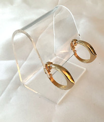 AVON 1978 GOLD TONE SLEEK & SASSY HOOP CLIP ON EARRINGS 595