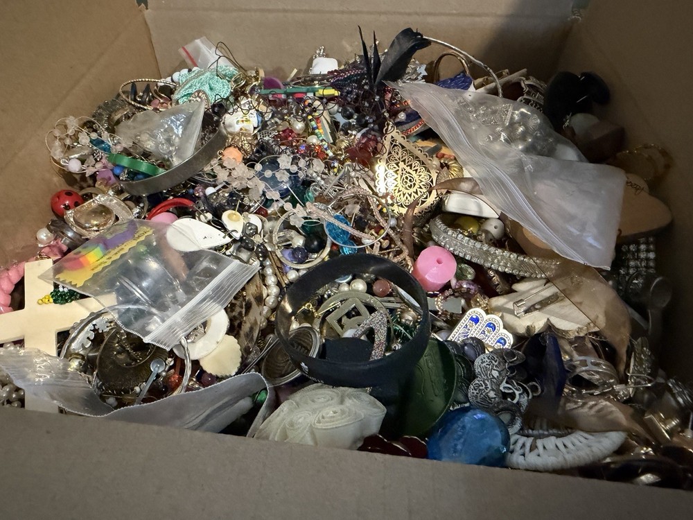 HUGE LOT VINTAGE & MOD JEWELRY JUNK DRAWER CRAFT HARVEST 20 Lbs #1
