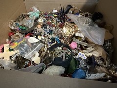HUGE LOT VINTAGE & MOD JEWELRY JUNK DRAWER CRAFT HARVEST 20 Lbs #1