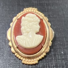 Vintage Cameo Brooch 1.5 In