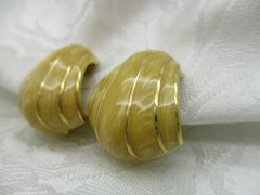 VINTAGE ESTATE JEWELRY ST JONN METAL ENAMEL CREAMY BEIGE SWIRL CLIP ON EARRINGS
