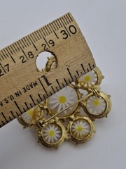 Vintage White Plastic Flower Brooch Lucite Circles Hippy Retro Daisy 60s 70s