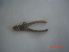 UNIQUE VERY OLD MINIATURE DIECAST WORKING PLIERS / GRIPS CHARM 1 1/8″ Hallmarked