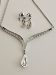 silver-toned V-shaped collar necklace teardrop pendant matching teardrop…