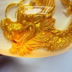 Chunky Vintage Asian Dragon White and Gold Lucite Bangle Bracelet 7.5″ Boho