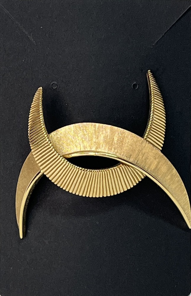 Vtg interlocking Double Crescent Moons Brooch CROWN TRIFARI Brushed Gold Tone