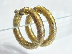 RARE VINTAGE MOD TRIFARI 1960 -1970’s SPRING TENSION CLIP TEXTURED HOOP EARRINGS