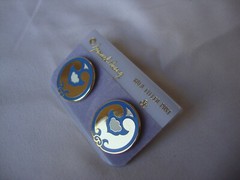 VINTAGE SAMUEL HUANG DESIGNER CLOISONNE RETRO ABSTRACT WHITE BLUE STUD EARRINGS