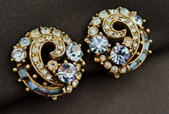 Vintage HOLLYCRAFT 1955 Swirled Blue Clear Rhinestone Stunning Clip Earrings