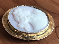 Antique Victorian 10K Yellow Gold Cameo Carved Shell Ornate Edge Brooch Pin