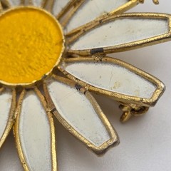 Vintage Weiss White Daisy Flower Brooch Ladybug Gold Tone Enamel 45mm Signed