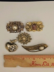 5 Brooches Vintage One Signed AAi