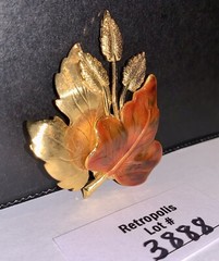 GOLD TONE BROOCH PIN ENAMEL MAPLE LEAF Vintage