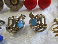 VINTAGE ESTATE JEWELRY 75 PAIR ALL OLD SCREW ON EARRINGS CROWN PARROT BUTTERFLY