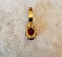 UNBRANDED – RED FACETED RHINESTONE PENDANT NO CHAIN – GOLDTONE