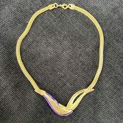 VINTAGE PARKLANE GOLD TONE & PURPLE LUCITE SWIRL & WIDE BRAIDED CHAIN NECKLACE
