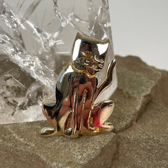 Vtg MEDITATING CAT BROOCH Kitten Jewelry Gold Tone Sleeping 80s 90s Jewelry Pin
