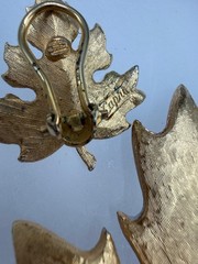 VINTAGE GOLD TONE PAVE CRYSTAL TEXTURED MAPLE LEAF BROOCH EARRINGS SET SIGNED