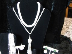 LOT P21 – 8 pc VINTAGE PEARL & SEED BEAD NECKLACE EARRINGS BRACELET RING CLUTCH