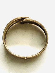 VTG SARAH COVENTRY HINGED SHINY/TEXTURED GOLDTONE CLAMPER BYPASS BANGLE BRACELET