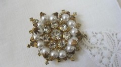 Vintage Clear Rhinestone Faux Pearl Bead Flower/Snowflake Gold Tone Pin Brooch
