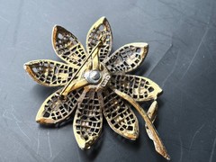 1960s Vintage signed ART retro DAISY Flower Brooch~Flower PIN~Arthur Pepper