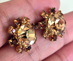 Vintage Austria Champagne & Brown Rhinestone Gold Tone Screw Back Earrings 3/4″