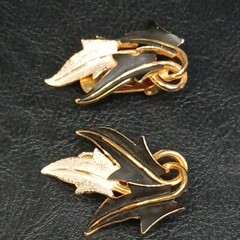 Vintage MODE ART Clip On Leaves Earrings Black/White Enamel. 13-733