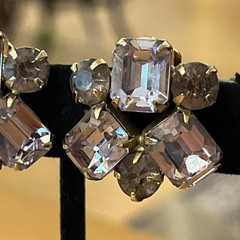 Vintage Weiss Prong Set Purple Lilac Faceted Crystal Glass Clip On Earrings