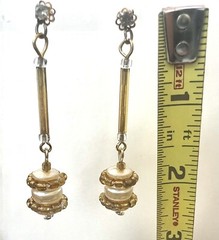 ELEGANT VINTAGE 1960’S STYLE GOLD TONE AND BEIGE CREAM BEAD DANGLE EARRINGS