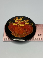 Vintage UNBRANDED USSR KHOLUI Papier-Mâché Hand Painted Folk Dance Brooch Pin