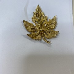 Vintage Maple Leaf Brooch Gold Tone Pin With Faux Pearl Bright And Shiny 2”